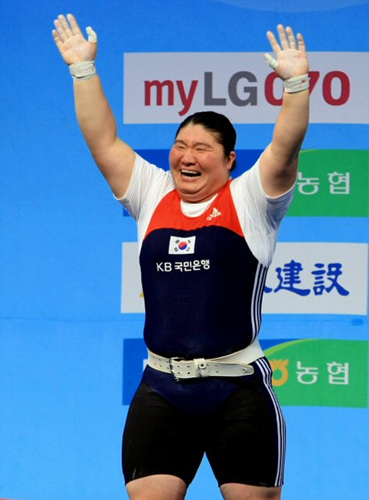 장미란이 28일 경기 고양시 킨텍스 역도경기장에서 열린 2009세계역도선수권대회 여자부 최중량급(+75kg) 경기 용상 3차시기에서 187kg을 들어 세계신기록으로 우승하며 환호하고 있다. 