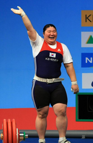 장미란이 28일 경기 고양시 킨텍스 역도경기장에서 열린 2009세계역도선수권대회 여자부 최중량급(+75kg) 경기 용상 3차시기에서 187kg을 들어 세계신기록으로 우승하며 환호하고 있다. 